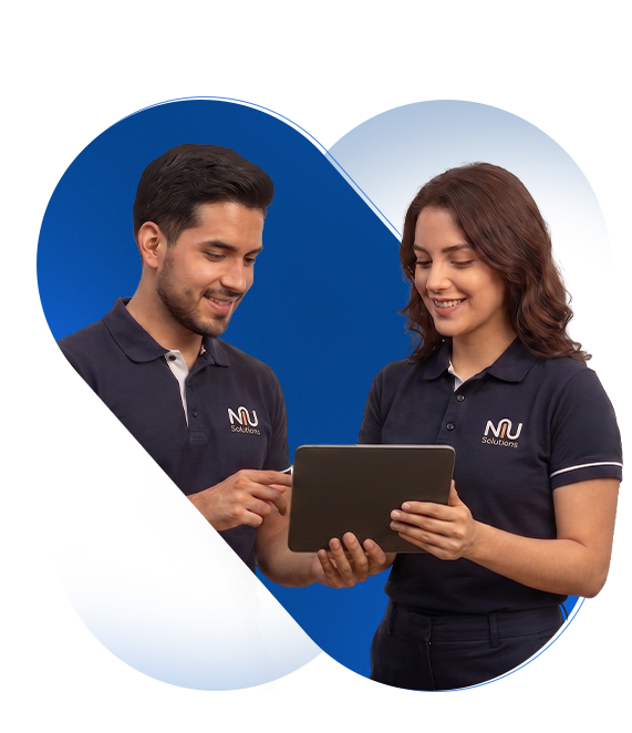 Dos personas dentro de pill azul